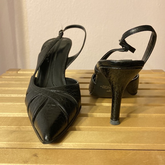 Women’s slingback pumps with adjustable buckle closure. Size 6,5. Made in China. - Picture 2 of 5
